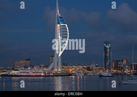 Portsmouth Spinnaker Tower et Gunwharf Quays - horizon de Portsmouth au crépuscule en janvier à Portsmouth, Hampshire Royaume-Uni Banque D'Images