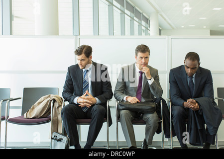 Les hommes d'affaires assis dans la salle d'attente Banque D'Images