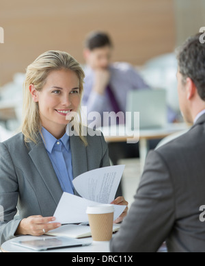 Business people talking in office Banque D'Images