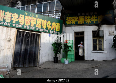 (140123) -- le 23 janvier, 2014 LANZHOU (Xinhua) -- Photo prise le 23 janvier 2014 montre l'entrée d'un restaurant de nouilles boeuf à Lanzhou, capitale de la province de Gansu, dans le nord-ouest de la Chine. Avec une longue histoire de plus de 100 ans, datant de la dynastie Qing (1644-1912), bœuf et nouilles a gagné la renommée et à l'étranger. Il y a plus d'un millier de bœuf et nouilles restaurants à Lanzhou, qui vendent plus d'un million de parties de nouilles boeuf tous les jours. Pour les gens de Lanzhou, ce n'est pas seulement une tradition alimentaire, mais un mode de vie. (Xinhua/Liangkuai) Jin (zgp) Banque D'Images