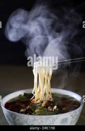 (140123) -- le 23 janvier, 2014 LANZHOU (Xinhua) -- Photo prise le 22 janvier 2014 montre un bol de nouilles au boeuf un restaurant de nouilles à Lanzhou, capitale de la province de Gansu, dans le nord-ouest de la Chine. Avec une longue histoire de plus de 100 ans, datant de la dynastie Qing (1644-1912), bœuf et nouilles a gagné la renommée et à l'étranger. Il y a plus d'un millier de bœuf et nouilles restaurants à Lanzhou, qui vendent plus d'un million de parties de nouilles boeuf tous les jours. Pour les gens de Lanzhou, ce n'est pas seulement une tradition alimentaire, mais un mode de vie. (Xinhua/Liangkuai) Jin (zgp) Banque D'Images