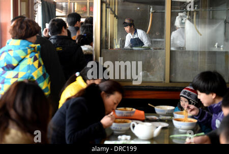 (140123) -- le 23 janvier, 2014 LANZHOU (Xinhua) -- les gens mangent des nouilles boeuf nouilles dans un restaurant à Lanzhou, capitale de la province de Gansu, dans le nord-ouest de la Chine, 22 janvier 2014. Avec une longue histoire de plus de 100 ans, datant de la dynastie Qing (1644-1912), bœuf et nouilles a gagné la renommée et à l'étranger. Il y a plus d'un millier de bœuf et nouilles restaurants à Lanzhou, qui vendent plus d'un million de parties de nouilles boeuf tous les jours. Pour les gens de Lanzhou, ce n'est pas seulement une tradition alimentaire, mais un mode de vie. (Xinhua/Liangkuai) Jin (zgp) Banque D'Images