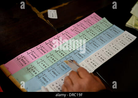 (140123) -- le 23 janvier, 2014 LANZHOU (Xinhua) -- Photo prise le 23 janvier 2014 montre la vente de billets à un restaurant de nouilles à Lanzhou, capitale de la province de Gansu, dans le nord-ouest de la Chine. Avec une longue histoire de plus de 100 ans, datant de la dynastie Qing (1644-1912), bœuf et nouilles a gagné la renommée et à l'étranger. Il y a plus d'un millier de bœuf et nouilles restaurants à Lanzhou, qui vendent plus d'un million de parties de nouilles boeuf tous les jours. Pour les gens de Lanzhou, ce n'est pas seulement une tradition alimentaire, mais un mode de vie. (Xinhua/Liangkuai) Jin (zgp) Banque D'Images