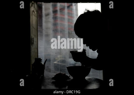 (140123) -- le 23 janvier, 2014 LANZHOU (Xinhua) -- une personne mange nouilles boeuf nouilles dans un restaurant à Lanzhou, capitale de la province de Gansu, dans le nord-ouest de la Chine, le 23 janvier 2014. Avec une longue histoire de plus de 100 ans, datant de la dynastie Qing (1644-1912), bœuf et nouilles a gagné la renommée et à l'étranger. Il y a plus d'un millier de bœuf et nouilles restaurants à Lanzhou de nos jours, qui vendent plus d'un millions de bols de nouilles boeuf tous les jours. Pour les gens de Lanzhou, ce n'est pas seulement une tradition alimentaire, mais un mode de vie. (Xinhua/Liangkuai) Jin (zgp) Banque D'Images