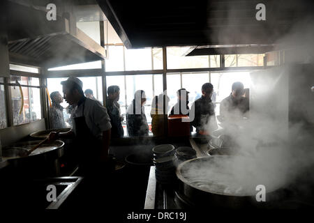 (140123) -- le 23 janvier, 2014 LANZHOU (Xinhua) -- les gens attendent pour les nouilles boeuf nouilles dans un restaurant à Lanzhou, capitale de la province de Gansu, dans le nord-ouest de la Chine, le 22 janvier 2014. Avec une longue histoire de plus de 100 ans, datant de la dynastie Qing (1644-1912), bœuf et nouilles a gagné la renommée et à l'étranger. Il y a plus d'un millier de bœuf et nouilles restaurants à Lanzhou, qui vendent plus d'un million de parties de nouilles boeuf tous les jours. Pour les gens de Lanzhou, ce n'est pas seulement une tradition alimentaire, mais un mode de vie. (Xinhua/Liangkuai) Jin (zgp) Banque D'Images