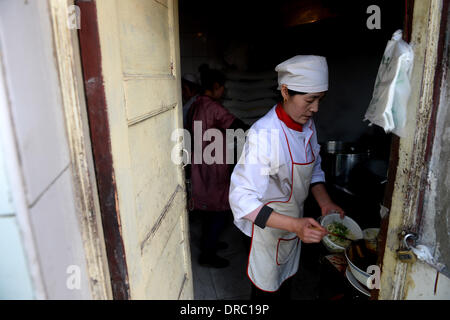 (140123) -- le 23 janvier, 2014 LANZHOU (Xinhua) -- Le propriétaire du restaurant de nouilles Kao Chunmei nouilles boeuf cuisiniers à Lanzhou, capitale de la province de Gansu, dans le nord-ouest de la Chine, le 23 janvier 2014. Avec une longue histoire de plus de 100 ans, datant de la dynastie Qing (1644-1912), bœuf et nouilles a gagné la renommée et à l'étranger. Il y a plus d'un millier de bœuf et nouilles restaurants à Lanzhou, qui vendent plus d'un million de parties de nouilles boeuf tous les jours. Pour les gens de Lanzhou, ce n'est pas seulement une tradition alimentaire, mais un mode de vie. (Xinhua/Liangkuai) Jin (zgp) Banque D'Images