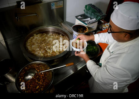 (140123) -- le 23 janvier, 2014 LANZHOU (Xinhua) -- Ma Chef cuisiniers Wenbin nouilles boeuf à Lanzhou, capitale de la province de Gansu, dans le nord-ouest de la Chine, le 22 janvier 2014. Avec une longue histoire de plus de 100 ans, datant de la dynastie Qing (1644-1912), bœuf et nouilles a gagné la renommée et à l'étranger. Il y a plus d'un millier de bœuf et nouilles restaurants à Lanzhou, qui vendent plus d'un million de parties de nouilles boeuf tous les jours. Pour les gens de Lanzhou, ce n'est pas seulement une tradition alimentaire, mais un mode de vie. (Xinhua/Liangkuai) Jin (zgp) Banque D'Images