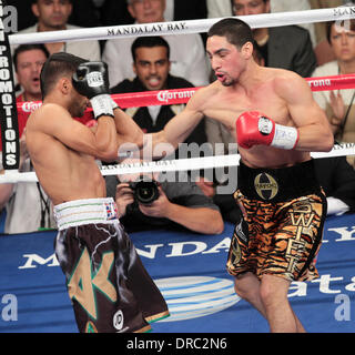 Amir Khan et Danny Garcia Amir Khan vs Danny Garcia WBC/WBA Super léger et vacants Ring Magazine titre Champion Junior lutte au Mandalay Bay Events Center de Las Vegas, Nevada - 14.07.12 Banque D'Images