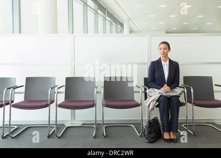 Businesswoman sitting in waiting area Banque D'Images