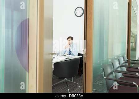 Businessman sitting in office Banque D'Images