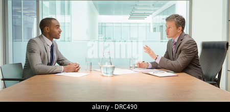 Businessmen talking in meeting Banque D'Images