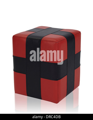 Tabouret en cuir noir et rouge isolé sur fond blanc Banque D'Images