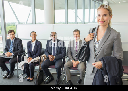 Businesswoman smiling in office Banque D'Images