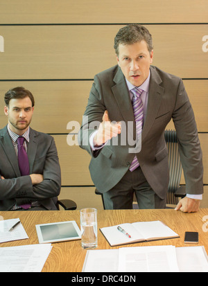 Businessman shaking son doigt en réunion Banque D'Images