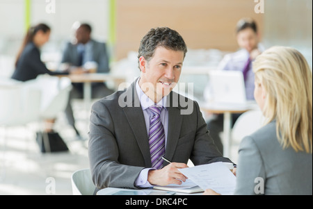 Business people talking in office Banque D'Images