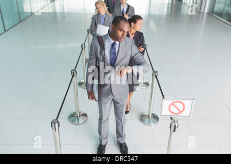 Businessman waiting in line Banque D'Images