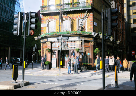 L'Albert pub dans la rue Victoria, Westminster, London, England, UK Banque D'Images