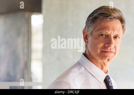 Businessman smiling in office Banque D'Images