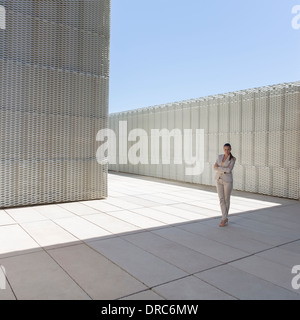 Businesswoman standing outdoors Banque D'Images