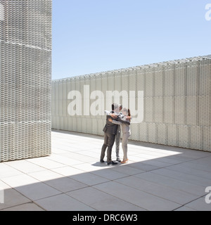 Les gens d'affaires hugging outdoors Banque D'Images