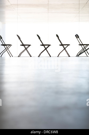 Chaises alignées dans une rangée dans office Banque D'Images