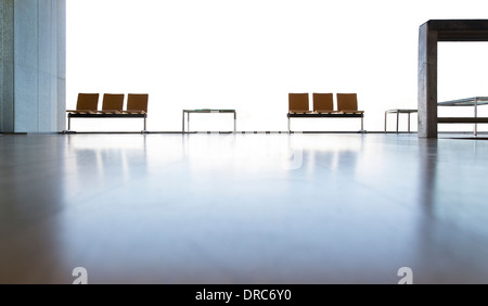 Des chaises dans le hall vide Banque D'Images