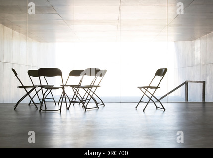 Chaises de bureau vides disposées en cercle Banque D'Images