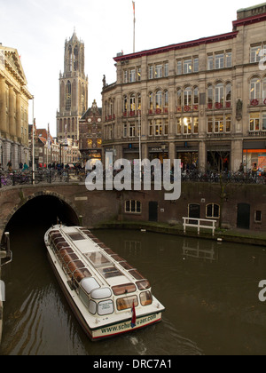 Centre-ville d'Utrecht avec bateau de croisière touristique dans l'Oude Gracht canal, les Pays-Bas Banque D'Images