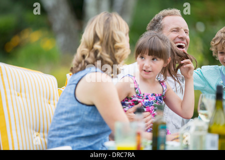 Family eating on patio Banque D'Images