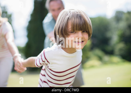 Les grands-parents grands-parents tirant à l'extérieur Banque D'Images