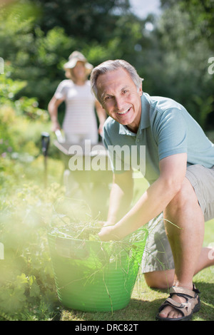 Senior couple working in garden Banque D'Images