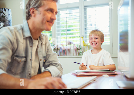 Père et fils travaillant en home office Banque D'Images