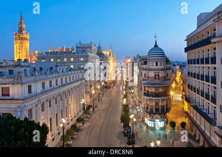 La constitution avenue et de la Giralda, Séville, Andalousie, Espagne, Europe, Banque D'Images