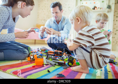 Père jouant avec des enfants Banque D'Images