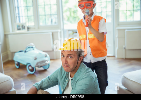 Père et fils en jouant avec des jouets de construction Banque D'Images