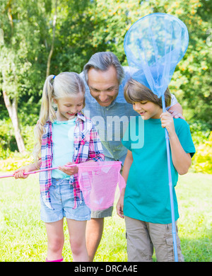 Grand-père et ses petits-enfants à papillon à dans net Banque D'Images