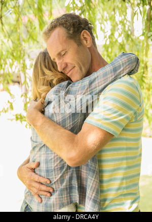 Couple hugging outdoors Banque D'Images