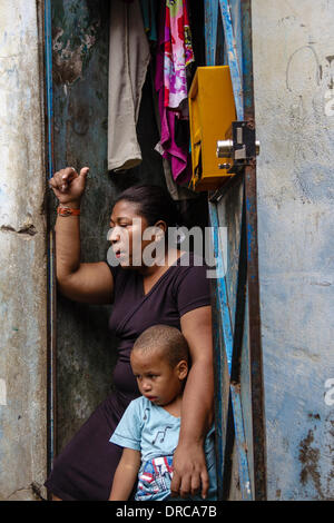 7 décembre 2013 - acte Social a rassemblé des militants, des journalistes et des représentants de mouvements sociaux de débattre contre la violence policière et la criminalisation des bidonvilles de Rio. En 2008, un Matheus de 8 ans qui a été tué par la CDP dans la favela de Maré, à Rio de Janeiro. Morts et disparitions de taudis continuent de se produire en raison de l'action policière     Gracilene Rodrigues, Matheus mère Banque D'Images