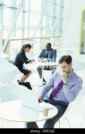 Business people working in office lobby Banque D'Images