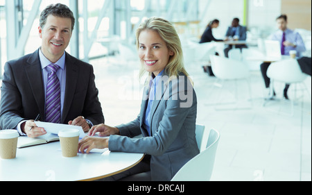 Business people smiling in cafe Banque D'Images