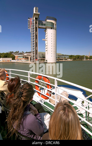 Excursions sur le fleuve Guadalquivir et Schindler tower, Séville, Andalousie, Espagne, Europe Banque D'Images