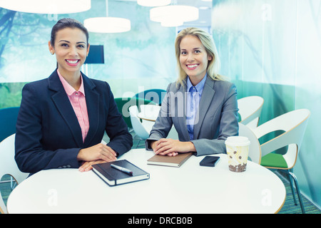 Businesswomen smiling in cafe Banque D'Images