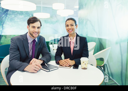 Business people smiling in cafe Banque D'Images