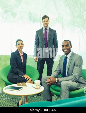 Business people smiling in office Banque D'Images