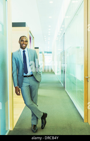 Businessman smiling in office Banque D'Images