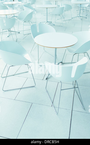 Tables et chaises vides Banque D'Images