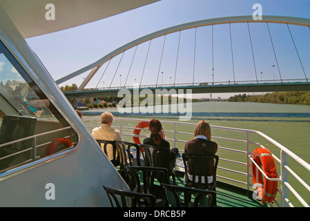 Excursions sur le fleuve Guadalquivir et Barqueta bridge, Séville, Andalousie, Espagne, Europe Banque D'Images