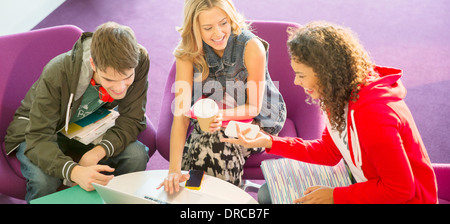 University students talking in lounge Banque D'Images