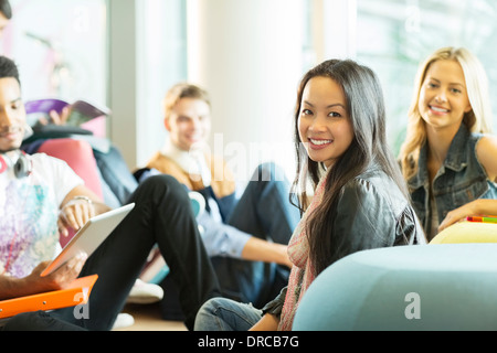 University students smiling in lounge Banque D'Images