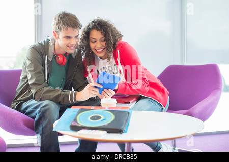 Les étudiants de l'université using digital tablet in lounge Banque D'Images